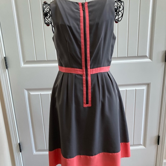 JESSICA SIMPSON Grey & Coral Pleated Dress - Picture 3 of 6